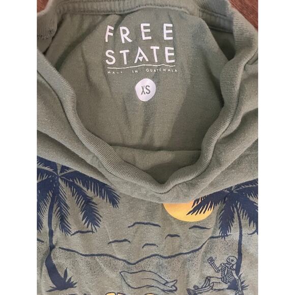 Free State Skeleton Beach Scene Graphic Tee – Size XS – 100% Cotton - Picture 3 of 3